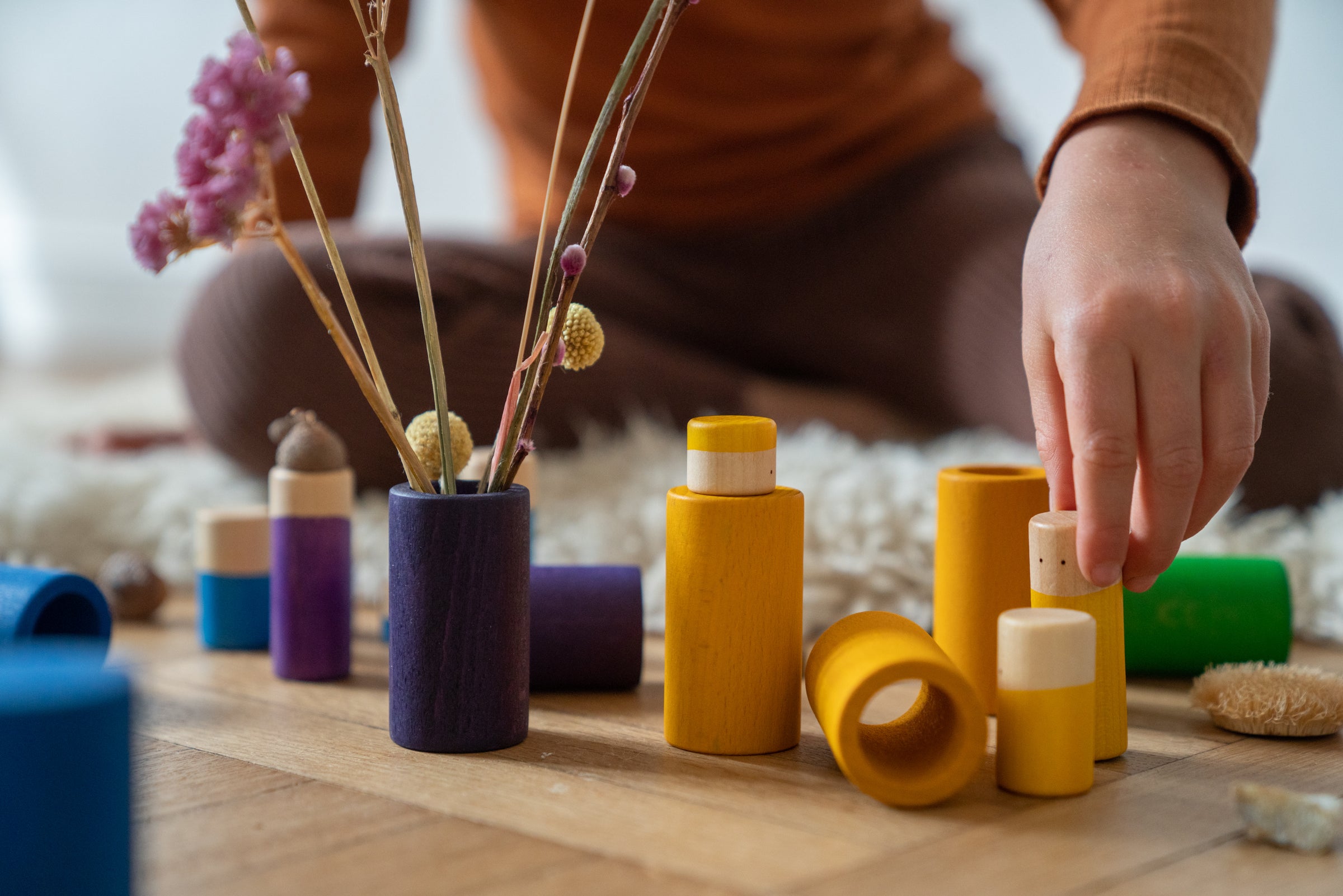 Child playing the Grapat wooden pieces