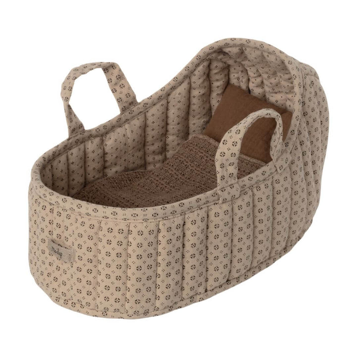 Maileg Large Carry Cot in Sand – A soft, quilted fabric carrycot with handles, featuring a cozy pillow and knitted blanket. Perfect for plush bunnies and small Maileg friends.