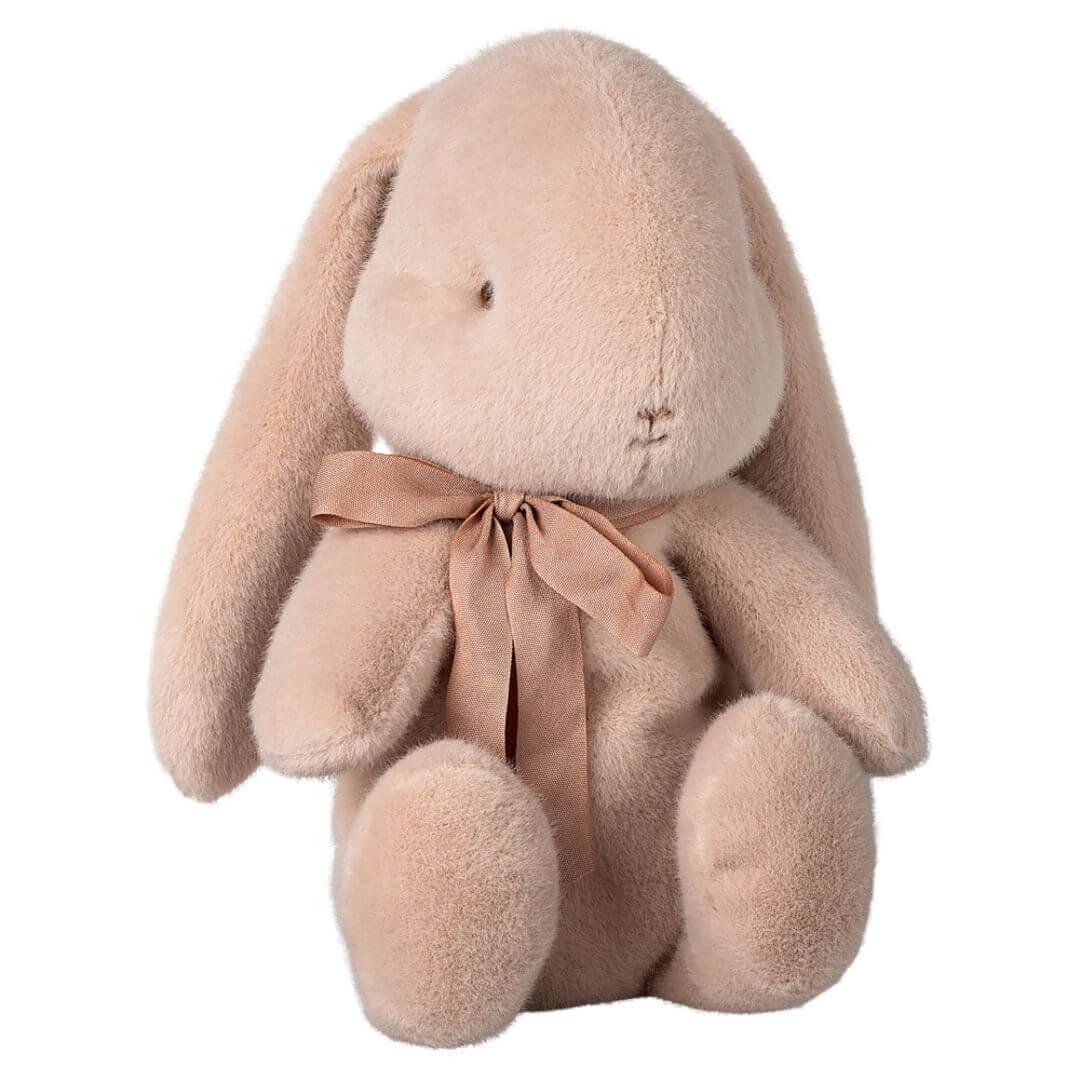 Maileg Medium Plush Bunny in Light Powder – a soft, cuddly stuffed bunny with floppy ears, embroidered details, and a delicate pink bow. Perfect Easter gift or nursery decor.