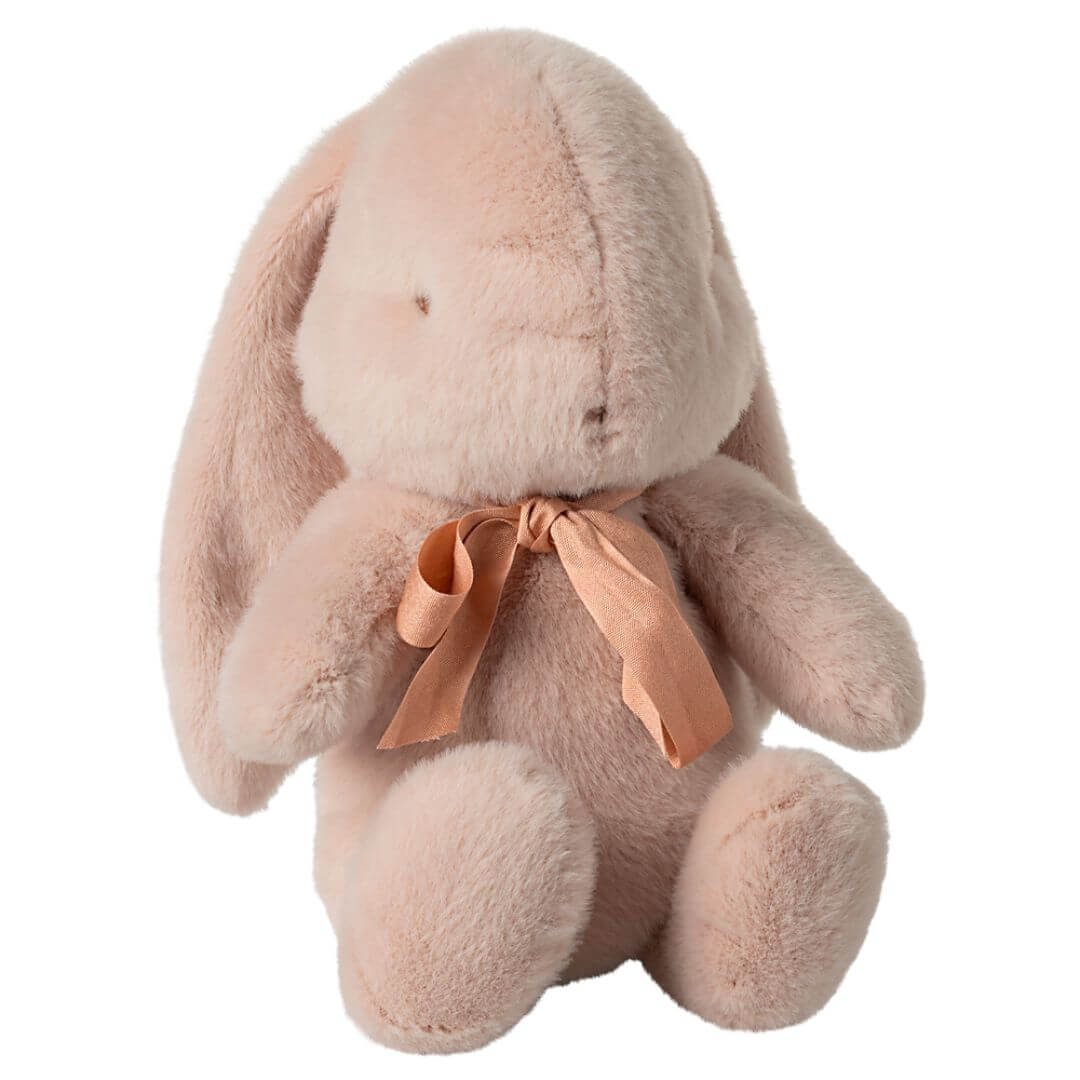 Maileg Medium Plush Bunny in Powder (Peach) – a soft, cuddly stuffed bunny with floppy ears, embroidered details, and a charming peach-colored bow. A perfect Easter gift.